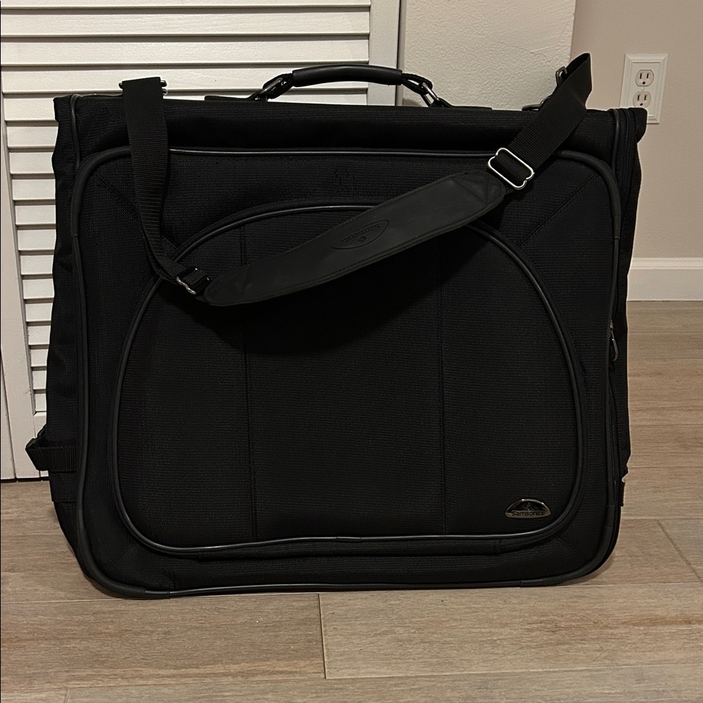 Samsonite Large Travel Garment bag expandable with adjustable strap